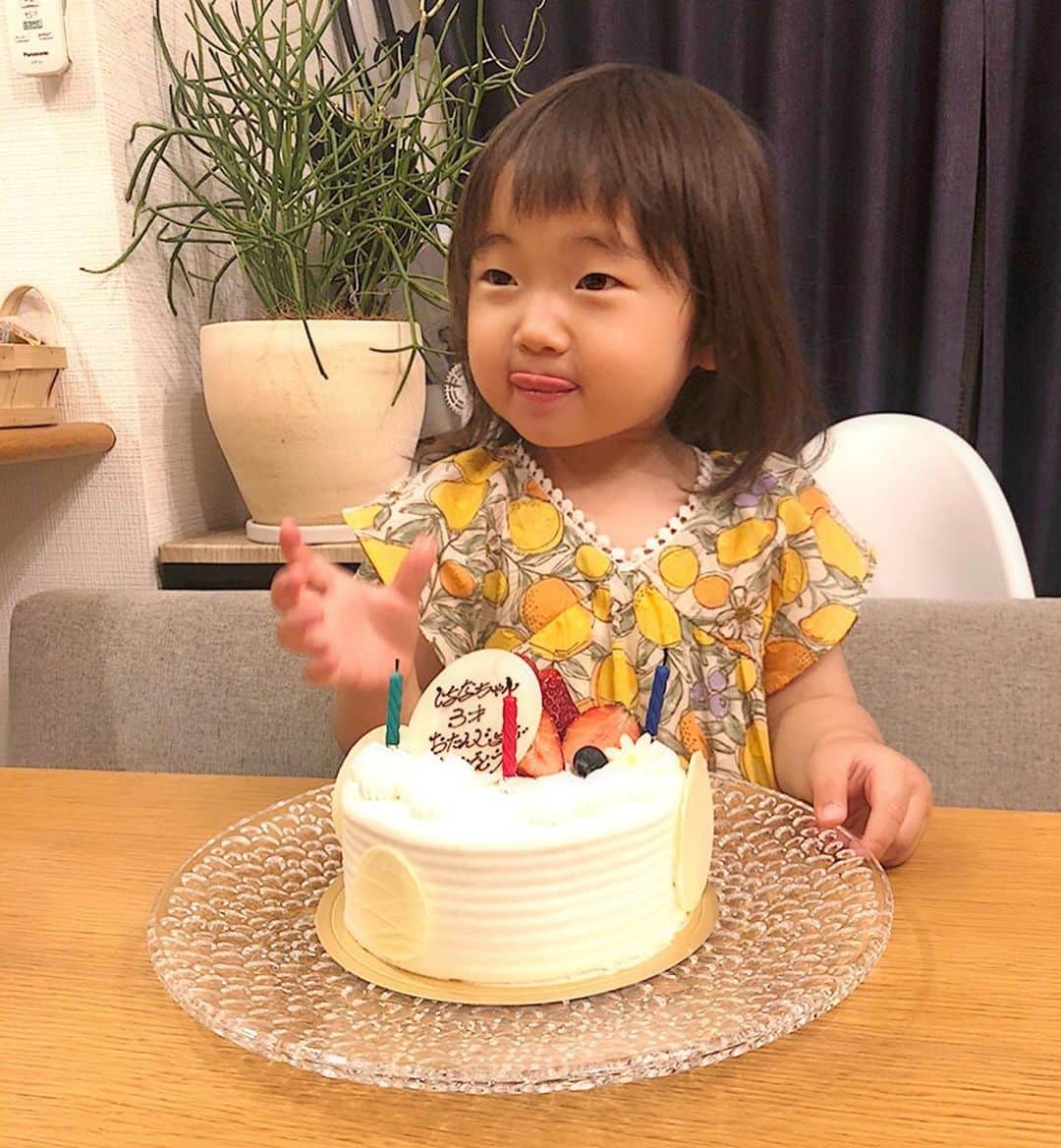 那須久美子さんのインスタグラム写真 - (那須久美子Instagram)「2021.4.24🎂  華花3歳になりました💕  「3歳になったらお姉さんだから、自分で食べるしー、一人で寝れるしー、自分で着替えれるしー、おしっこもトイレで出来るよーー‼️」  の本人公言通り、ピタリと自分でやり始めました🤣💕  3歳＝お姉さん説すごい‼️  母として少し寂しい気持ちはありますが、大きな病気や怪我をすることなく、スクスク育ってくれている事に感謝ですね💕  母として女性として生き方として素敵な背中を見せれるようママ4年目もがんばります‼️  誕生日当日、朝起きて10分でパパからプレゼントのストライダーの掟を教授される華様は、頭ボサボサ&パジャマですが、何故かパパの教えだけは絶対守るようになりました✨(4枚目)  #3歳　#3歳誕生日 #女の子ママ　#4月24日　#ママ美容師 #ストライダー14x  #成長記録　 #たくさんのDMありがとうございました！」4月26日 10時27分 - nasu_kumiko