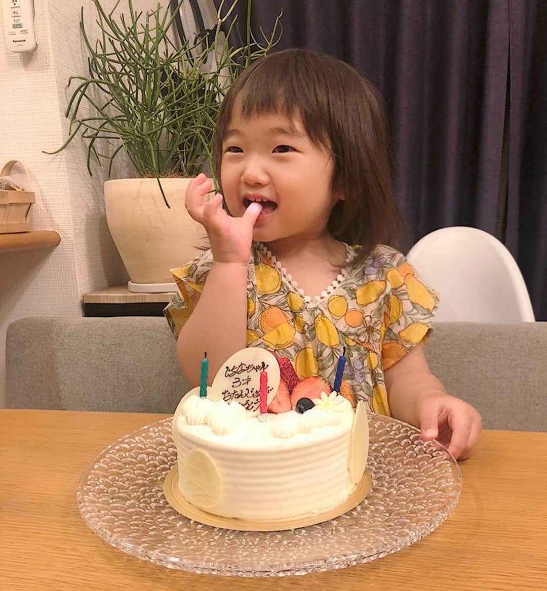 那須久美子のインスタグラム：「2021.4.24🎂  華花3歳になりました💕  「3歳になったらお姉さんだから、自分で食べるしー、一人で寝れるしー、自分で着替えれるしー、おしっこもトイレで出来るよーー‼️」  の本人公言通り、ピタリと自分でやり始めました🤣💕  3歳＝お姉さん説すごい‼️  母として少し寂しい気持ちはありますが、大きな病気や怪我をすることなく、スクスク育ってくれている事に感謝ですね💕  母として女性として生き方として素敵な背中を見せれるようママ4年目もがんばります‼️  誕生日当日、朝起きて10分でパパからプレゼントのストライダーの掟を教授される華様は、頭ボサボサ&パジャマですが、何故かパパの教えだけは絶対守るようになりました✨(4枚目)  #3歳　#3歳誕生日 #女の子ママ　#4月24日　#ママ美容師 #ストライダー14x  #成長記録　 #たくさんのDMありがとうございました！」