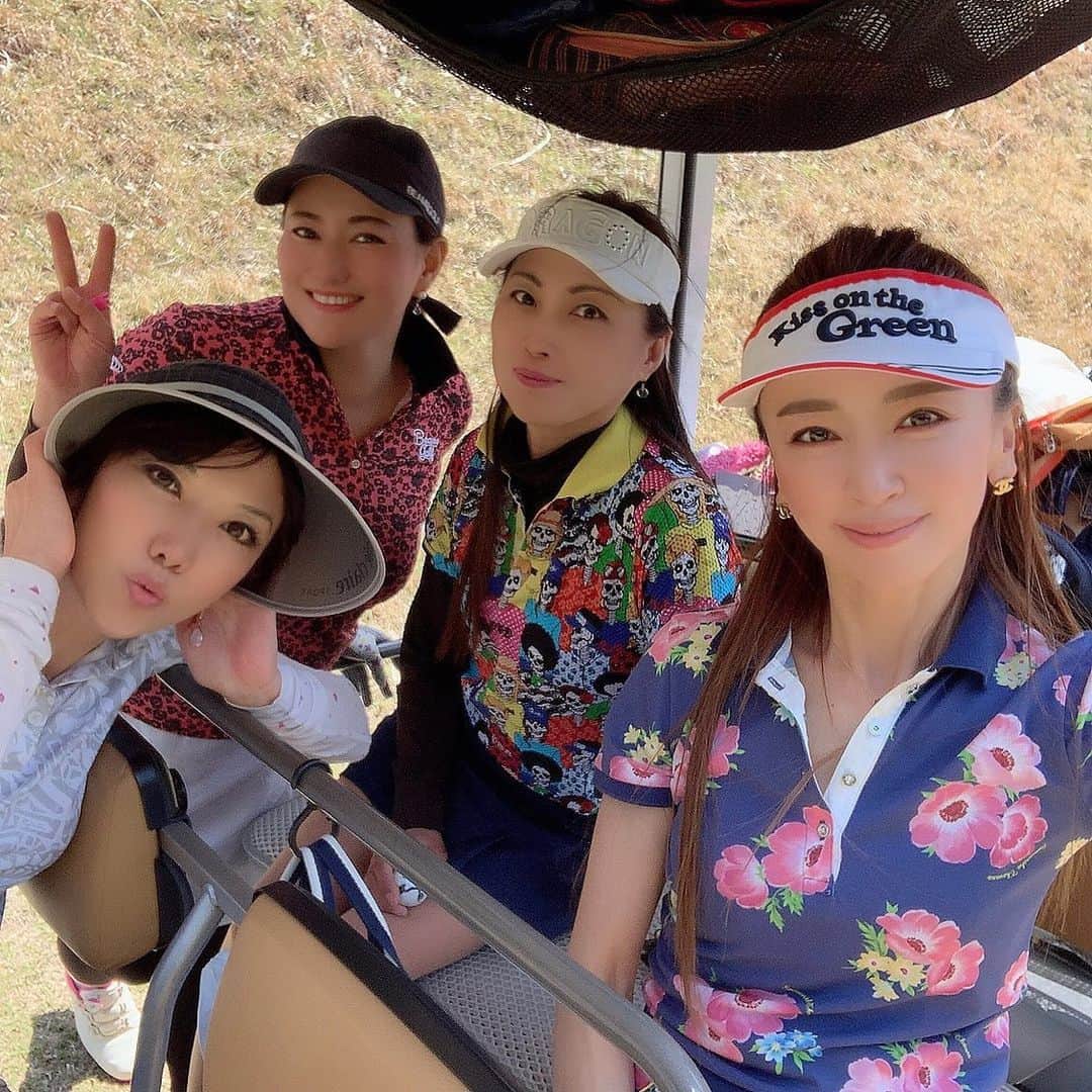 Akiさんのインスタグラム写真 - (AkiInstagram)「恒例のミセスアース日本大会ファイナリスト での女子ゴルフ⛳️ . やっぱり楽しいこのメンバー😊 . お天気にも恵まれて、芝生の上で寝転がって 充実した楽しい1日を過ごしました♡ . 来月のラウンドも楽しみ💕 . #関西#奈良#ゴルフ#ゴルフ女子#女子ゴルフ#ゴルフ大好き#ゴルフ好き#ゴルフ好きな人と繋がりたい#サマンサタバサ#ゴルフコーデ#ゴルフファッション#ゴルフウェア#ゴルフ初心者#ゴルフ男子 #ゴルフ日和#ミセスコンテスト#ファイナリスト #Samantha_golf#golf#golfer#golfwear#golffashion#golflife#instagolf#golfstagram#golflove#golfgirl#golfcourse#golfing#golfclub」4月26日 10時30分 - aki_0624