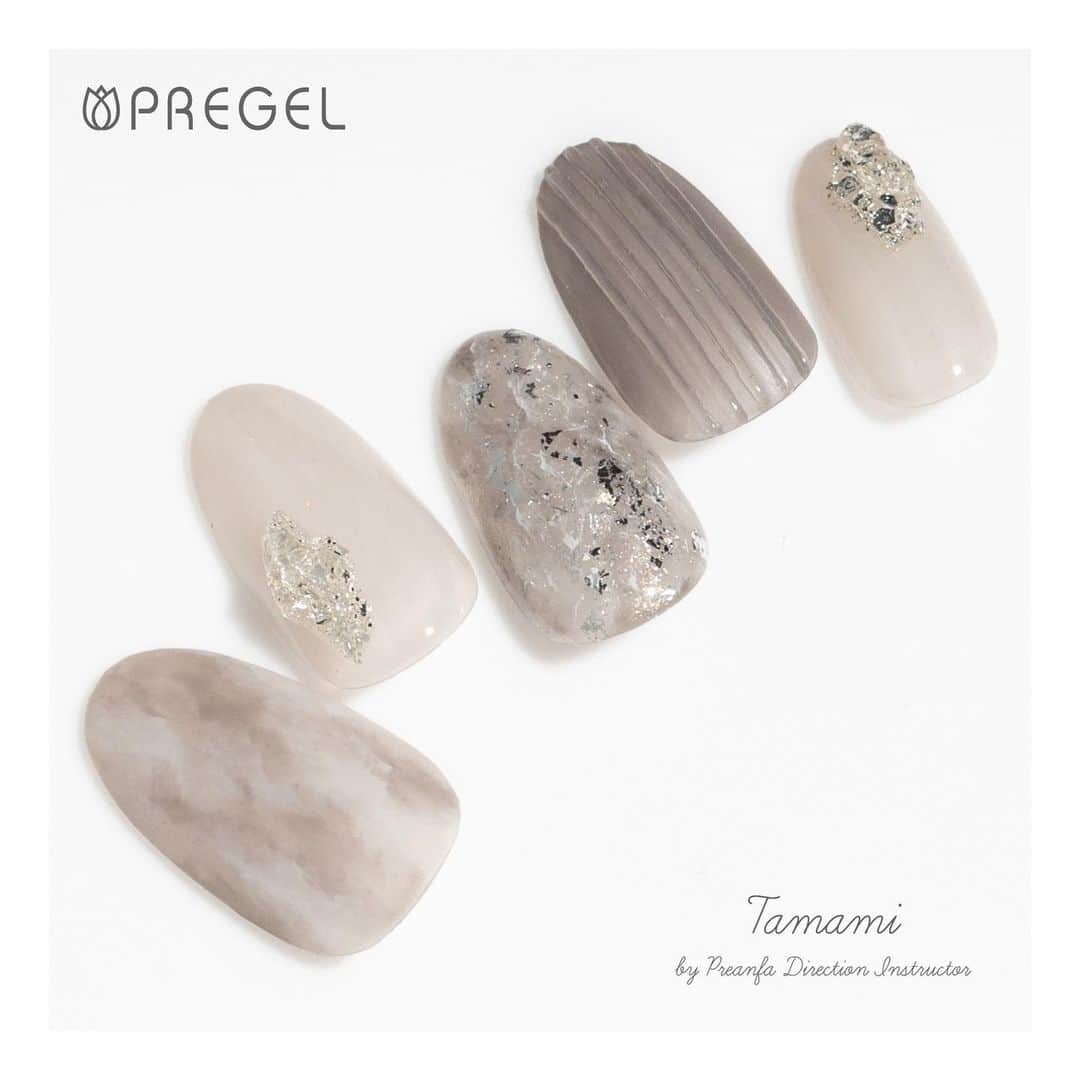 PREGELのインスタグラム：「𝐍𝐀𝐈𝐋 𝐄𝐗 𝟒月号掲載﻿ @tamamiy_  ﻿ モードシリーズをメインに使用した﻿ シンプルモノトーンデザイン🌫⛓﻿ ﻿ [使用商材]﻿ ・S347 モードチャコール﻿ ・S348 モードスチール﻿ ・S349 モードブリーズ﻿ ・S083 シアーホワイト﻿ ・P082 スノーダスト﻿ ・ミキシングクリア﻿ ・GB954 ミラーシルバー﻿ ・L05 ライナーホワイト﻿ ・フロスティングマット﻿ ・箔 / silver leaf﻿ ・mince silver﻿ ・ぷにぷにクリア﻿ ﻿ ご購入はこちらのwebショップ&店舗へ💁‍♀️﻿ ▼プリモール﻿ @nail_premall﻿ ▼ジョイアート﻿ @joyartofficial﻿ ▼プリクシー﻿ @prexyofficial﻿ 各店でもご購入頂けます⭐️﻿ ▽キャンディポケット公式﻿ @candypocket_official﻿ ▽心斎橋店﻿ @candypocket.shinsaibashi﻿ ▽梅田店﻿ @candypocket_umeda﻿ ▽神戸三宮店﻿ @candypocket_kobe﻿ ▽園田店﻿ @candypocket.sonoda﻿ ﻿ #プリアンファ﻿ #プリジェル﻿ #プリジェルミューズ﻿ #プリムドール﻿ #きまぐれキャット﻿ #ミューズ﻿ #トレンドネイル﻿ #デザインネイル﻿ #ジェルネイル﻿ #ネイル﻿ #美甲﻿ #gelnails﻿ #artnail﻿ #designnail﻿ #네일﻿ #여름네일﻿ #立体ネイル﻿ #パステルネイル﻿ #シアーカラー﻿ #アクセサリーネイル﻿ #春ネイル﻿ #springnail﻿ #ニュアンスネイル﻿ #シルバーネイル﻿ #summernail﻿ #夏ネイル﻿ #クリアネイル﻿ #凸凹ネイル﻿ #うねうねネイル﻿ #ミラーネイル」