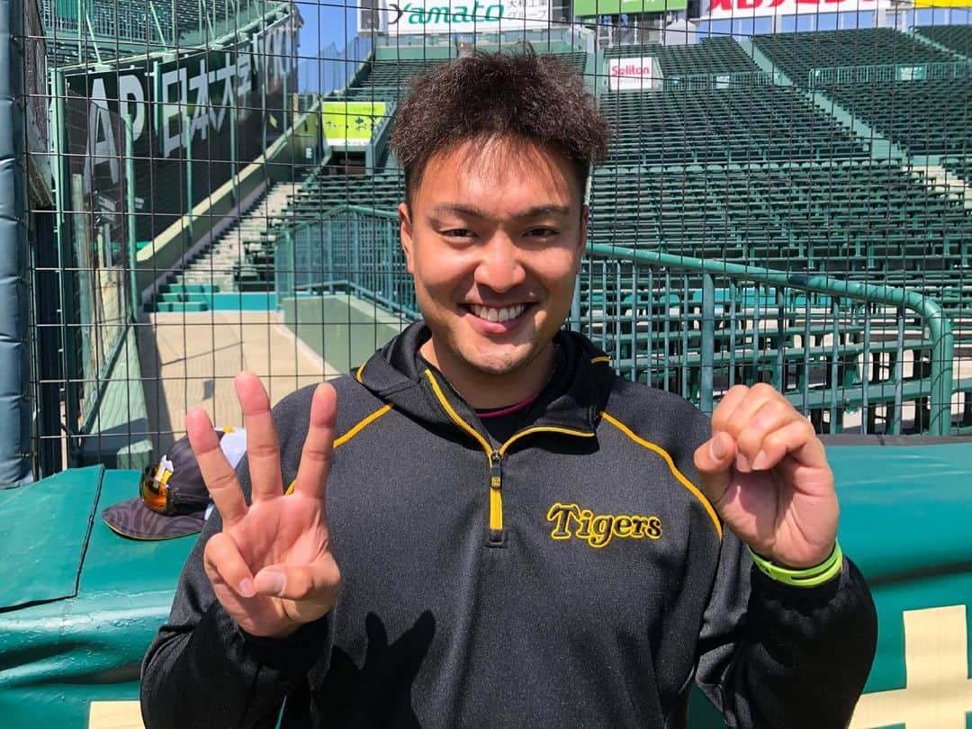 阪神タイガースさんのインスタグラム写真 - (阪神タイガースInstagram)「今日は秋山投手30歳のお誕生日です🎂 おめでとうございます🎉  #秋山拓巳 投手#30thbirthday  #happybirthday #おめでとうございます ✨ #阪神タイガース」4月26日 11時24分 - hanshintigers_official