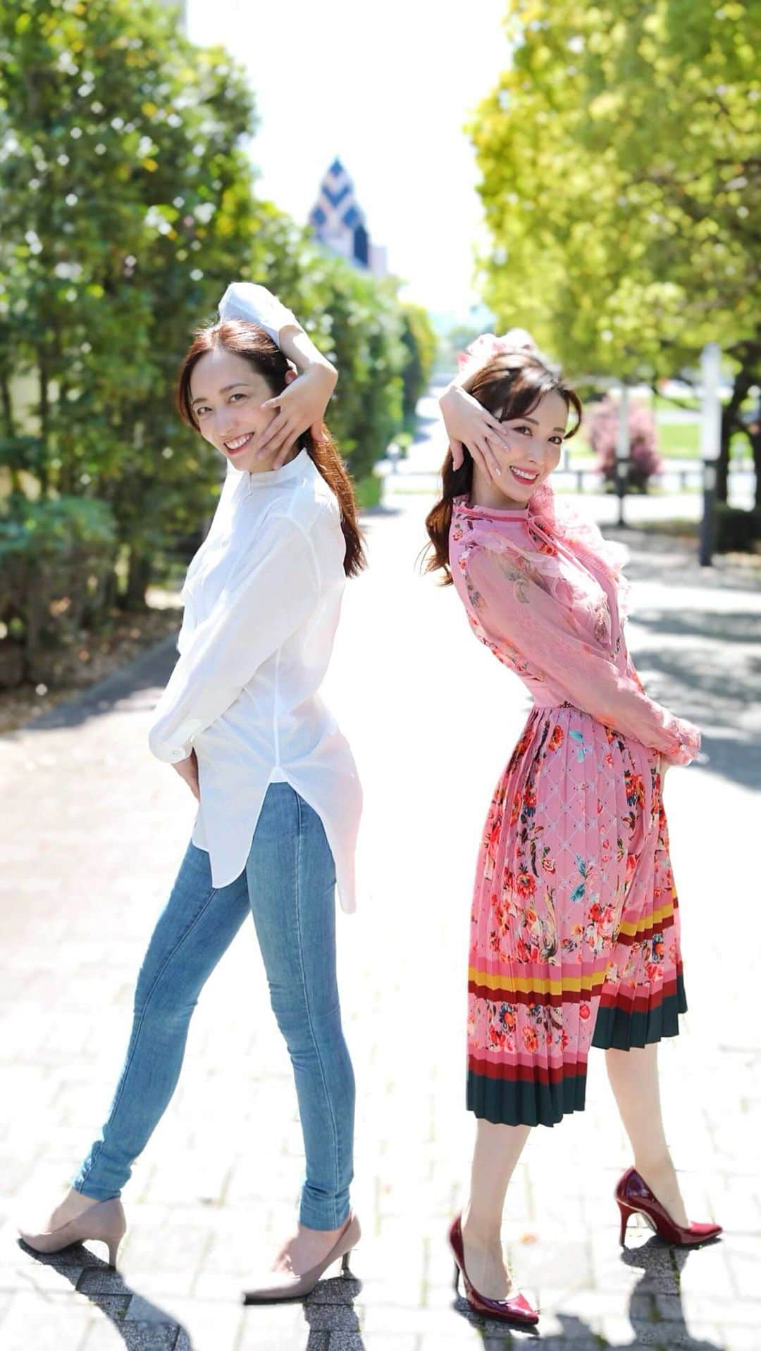 瀬戸早妃のインスタグラム：「花組さんへ想いを込めて…🌸  無観客配信のお知らせに心がいたみますが、 ご退団者のみなさまそして組子のみなさまに、これから沢山の幸せが返ってきますように☺️  少しだけいっぱい悲しんで… あとは毎日を笑顔で過ごせますように🌸  #花組 #花組ポーズ #宝塚 #大好き #応援隊 #ありがとう   special thanks @leila___ni #撮影 #オフショット #撮影オフショット」