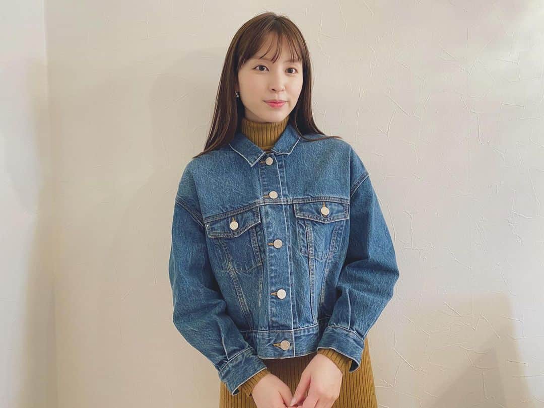 角谷暁子のインスタグラム：「最近のお気に入り。デニムのジャケットを、第一ボタンまで留めます。今夜は「THE名門校」です✌︎」