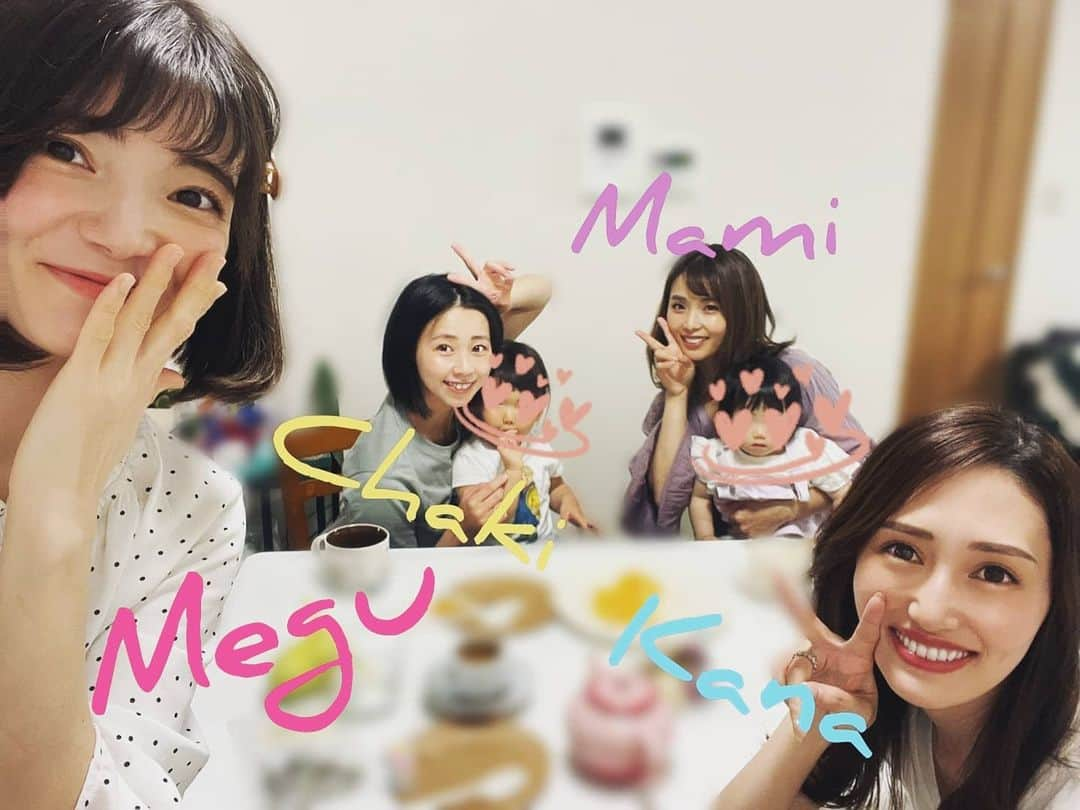 畠山智妃のインスタグラム：「久々メンバーに会った時のお写真たちです♡  吉（@megu813 ）と まみたん（@mamikato97 ）と かなにゃんと☺  まみたんは、唯一新居に遊びに来てくれました☺ ※少々遠出とさせてしまうのでなかなか友達を呼べず…（；＾ω＾）  新居に来てくれたときには、 まみたんの娘ちゃんと我が娘ちゃんが仲良くしてくれていてとっても微笑ましい時間でした♡  まみたんとうちの娘の初対面が生後8ヶ月とかで…、 気がついたらまみたんの娘ちゃんが8ヶ月もとおに過ぎていて…  二人とも歩けるし走れるし、 たくさん笑うし、おもちゃ取り合ったり、譲り合ったり、とにかく成長しているのをとっっっても感じられて…。感動😭✨✨  それから、 吉もかなにゃんにも会えた☺  相変わらず、他愛もない話で笑い合える仲でいられることを痛感して、帰りの車でヒト泣きしそうでした(笑)  仲間ってぇぇなぁ〜。  ホントにホントに想う。 一生の宝物だなあーとねぇ。  ほんとはもっと皆に会いたいし、たくさんパーティーとかしたいけど、大人数になるのも今は我慢しなきゃいけない時期だし、 電車🚃もできれば避けたいから、 わたしが運転していけるところにしかいけない等などで ハードルが高いけども…。  また落ち着いたら、 みーーーーんなに会いたいゎぁ。。。。  #sdn48 #仲間 #戦友 #子連れ #三密自粛 #我慢のとき #子供の成長は早い」