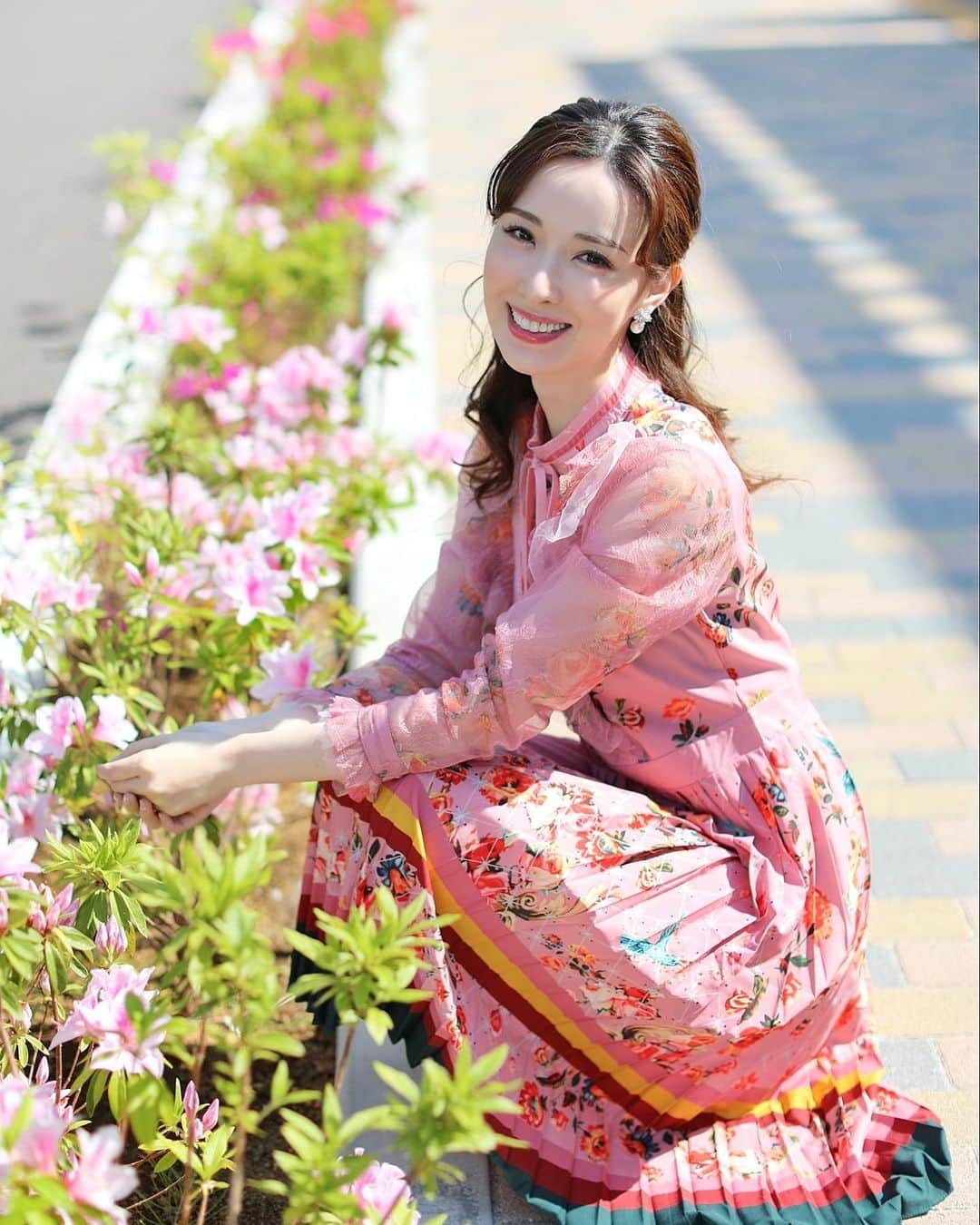 瀬戸早妃のインスタグラム：「Monday…🍓 . 月曜日ですね♪  お仕事がある皆さまも、ステイホームの皆さまも、素敵な１週間を迎えられますように🌸😌 . このようなご時世で、お洋服の発売を通常通り行うべきなのか迷いましたが、楽しみにしてくださるお客様のためにも😢💖✨ またお出かけできるようになった時の、モチベーションや楽しみになれていたら嬉しいです🌸 もちろん！おうち時間にも♪ 私もいっぱいおしゃれして、舞台やコンサートの配信を楽しみたいと思います❣️ . ☑dress @montresorsaki  本日発売です👗💞 . . . #montresor #montrésor #モントレゾール #selectshop #セレクトショップ  #綺麗めコーデ #大人可愛い #大人可愛いコーデ  #お出かけコーデ #観劇コーデ #cordinate #おうち時間にも #おうちコーデ #ライブ配信コーデ #ライブ配信コーディネート」