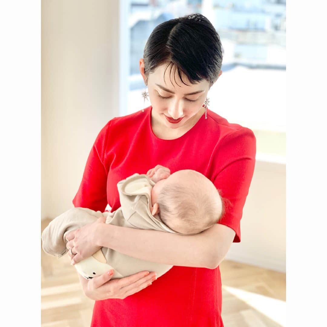 のインスタグラム：「_﻿ みてー！可愛いでしょ❤️﻿ 愛しきおハゲ👶🏻﻿ ﻿ 撮影中に撮ってもらっちゃった✌️﻿ ありがとうございましたっ！﻿ ﻿ 今日は夜泣きがすごかったー！﻿ しんどかったー！笑﻿ いや笑えないくらい泣いてたー！﻿ ﻿ 子育てって﻿ 可愛い！つら！可愛い！しんど！﻿ 可愛い可愛い可愛い可愛い！ って繰り返しだねぇ😂﻿笑 ﻿ 頑張りましょう🥺💕﻿ ﻿ ﻿ thanks﻿ @sakaitakahiro_﻿ @idolmakekind﻿ @chie_make_up﻿」