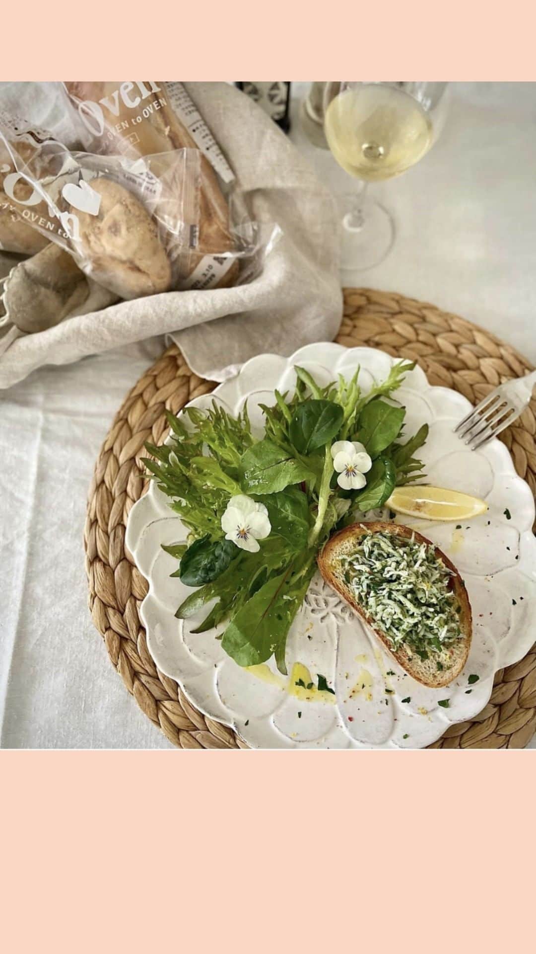 のインスタグラム：「・ #ルオーブンでとっておきのパン時間 旬の食材を使って、シンプルに混ぜていくだけ！ さわやかなイタリア料理を楽しめます♪  チーズの食べごろも意外としらない・・・。 ワインとのペアリングもご紹介します😊  美味しいパンと合わせて、止まらない予感◎ レシピは　@studio_cara_mamma 　でご紹介中です。  GWはおうちで #ルオーブンでとっておきのパン時間 イタリアVer.でいきましょう～🛫  特別価格で購入できるクーポンはこちらです😊 →【CSPcps0329】 有効期限は5月18日まで。  キャンペーンサイトで割引対象の３セットを確認してね！ →https://cookingschool.jp/tieup/loven2021/  #ルオーブンでとっておきのパン時間 ↑こちらのハッシュタグ付けと　@loven.jp をフォローしてフォトコンテストにも参加しよう～！  #ルオーブン　#クスパ　#PR　#冷凍パン　#パスコ #gw　#イタリア料理　#オリーブオイル　#ブルスケッタ　#おうち時間」