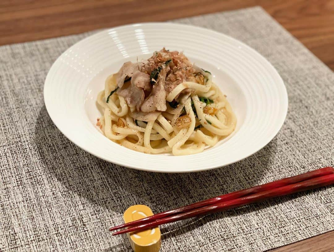 真飛聖さんのインスタグラム写真 - (真飛聖Instagram)「☺︎まとぶ飯☺︎  豚バラニラ焼きうどん。 〜これ、ずーっと大好きな 定番メニュー〜  お腹空いた時、時間かけて作りたくない時、 だいたい これにします☺︎  味付けもシンプルに、 塩胡椒、だしの素、薄口醤油です。  簡単なのに  美味しいのは 最高ですよね♡  #まとぶ飯」4月26日 12時15分 - sei_matobu