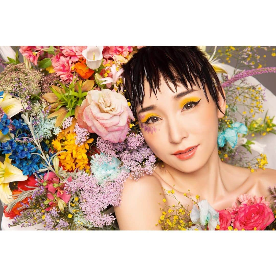 加護亜依さんのインスタグラム写真 - (加護亜依Instagram)「Kago Bouquet💐  WAO!!!  photographer : @keiichinitta stylist : @takuto_satoyama hair&make : @noboruok flower artist : @naoten10 graphicdesigner / retoucher : @yuji.hatakeyama」4月26日 12時27分 - ai.1988kg