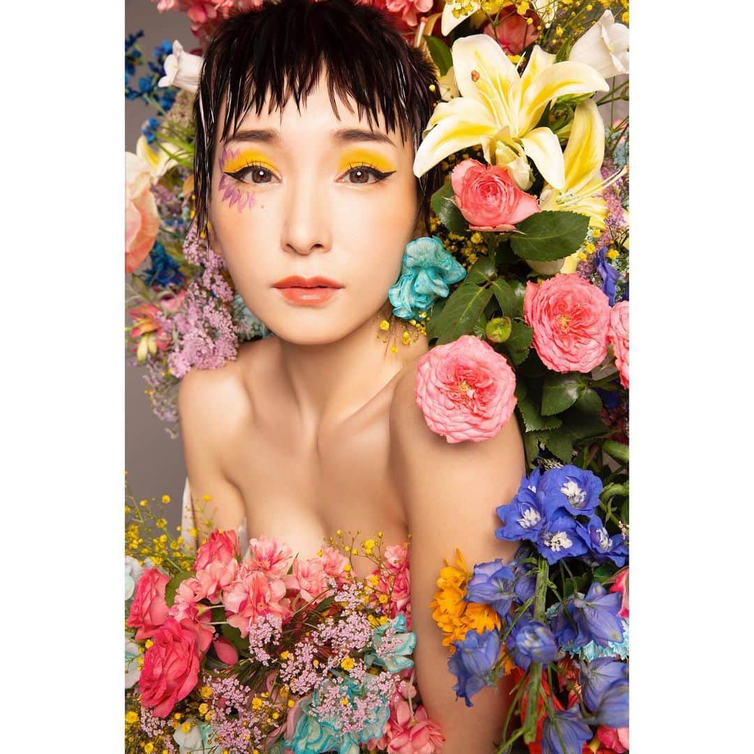加護亜依さんのインスタグラム写真 - (加護亜依Instagram)「Kago Bouquet💐  WAO!!!  photographer : @keiichinitta stylist : @takuto_satoyama hair&make : @noboruok flower artist : @naoten10 graphicdesigner / retoucher : @yuji.hatakeyama」4月26日 12時27分 - ai.1988kg