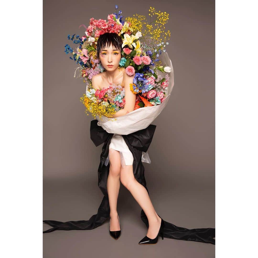 加護亜依さんのインスタグラム写真 - (加護亜依Instagram)「Kago Bouquet💐  WAO!!!  photographer : @keiichinitta stylist : @takuto_satoyama hair&make : @noboruok flower artist : @naoten10 graphicdesigner / retoucher : @yuji.hatakeyama」4月26日 12時27分 - ai.1988kg