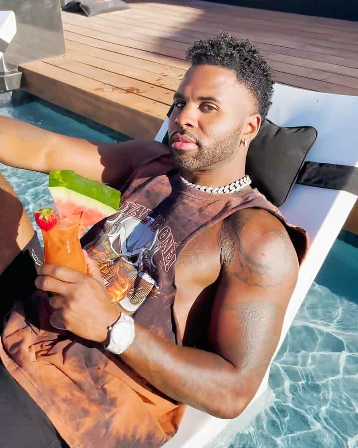 ジェイソン・デルーロのインスタグラム：「Sunday funday with @bedlamvodka」