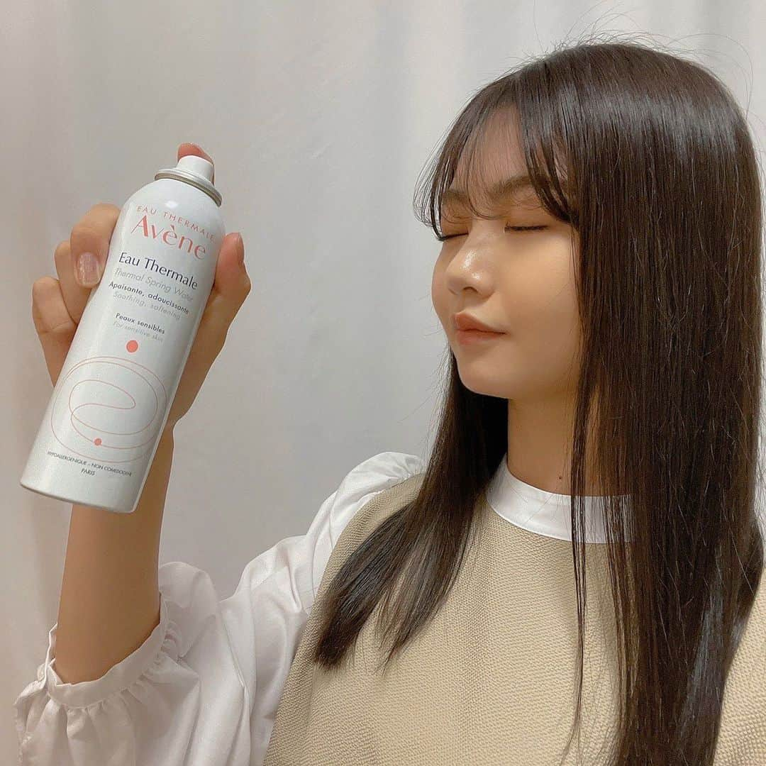 安村真奈さんのインスタグラム写真 - (安村真奈Instagram)「🌿Avene🌿 実は日中ケアとしても便利☺ バックは小さめ派の私でも簡単に持ち歩けるミニサイズアベンヌが、 外出先でも肌ケアできるお守りになりました🌸 外出先のメイク直しの時の必須アイテムとして、 あるいはマスクで荒れがちなお肌を外出先でこまめにケアするアイテムとして使えちゃう！！ ”肌にいい水”とフランスで言われているアベンヌ温泉水100％だから、 ベタつかずメイクの上からも使用できるのが凄いの〜！💫 いつでもどこでも美肌ケア出来ちゃうのがお気に入りです♡  @eauthermaleavenejapan  #Avene_PR #アベンヌ #美肌シュー慣 #アベンヌウォーター」4月26日 18時56分 - yasumura_mana