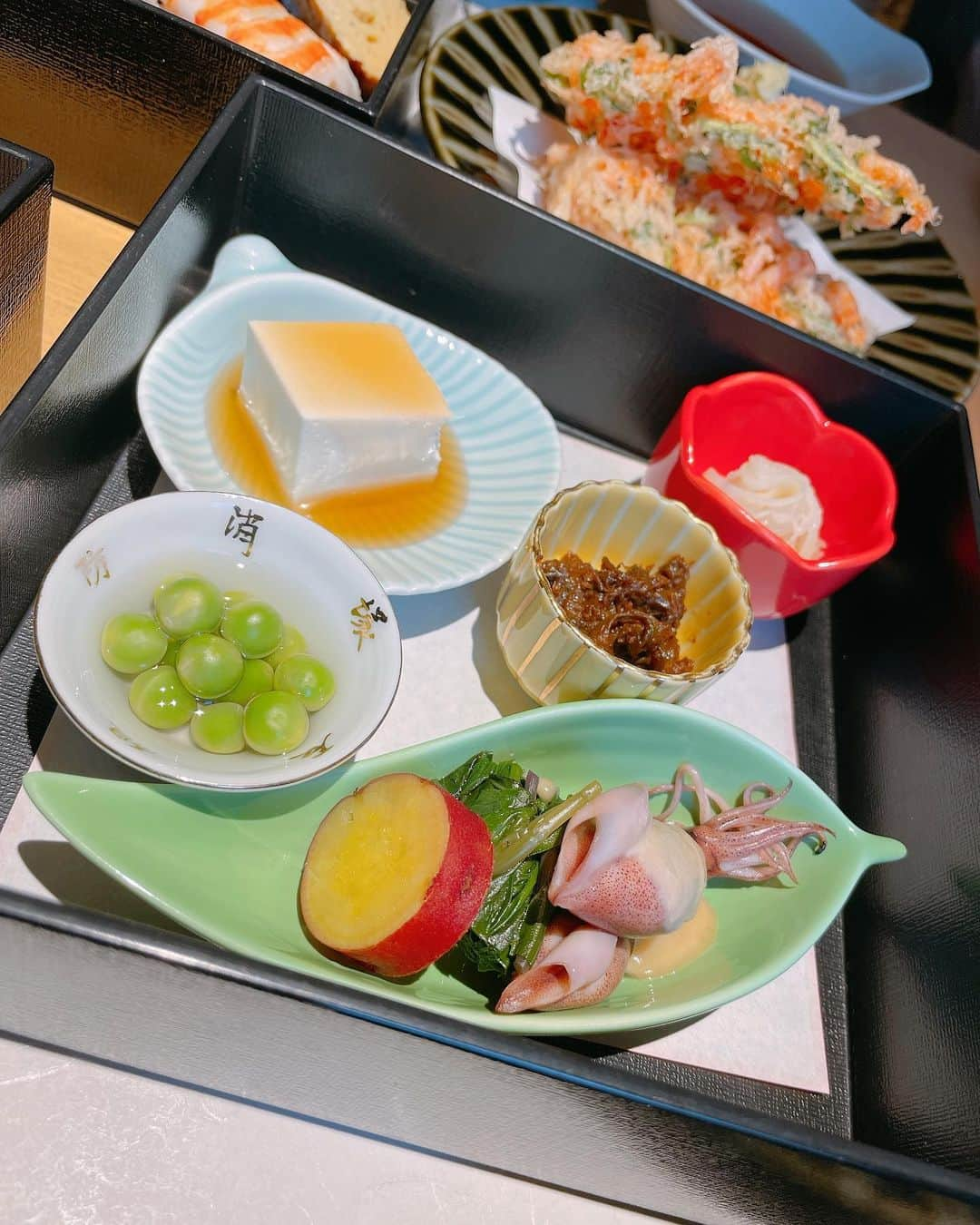 ayuさんのインスタグラム写真 - (ayuInstagram)「𝐋𝐮𝐧𝐜𝐡 𝐭𝐢𝐦𝐞💙🍣 ・ 東京の日本橋で日本食ランチ🇯🇵 お店は貸切❤️ ここの桜エビのかき揚げが 美味しかった🤤🦐 写真の後ろに写ってる ぬいぐるみは岩手のゆるキャラ 【そばっち】😆可愛いから 一緒にパシャリ📸 ・ #日本食#日本橋ランチ#日本橋グルメ #かき揚げ#寿司ランチ#東京ランチ#東京グルメ#ayuログ#そばっち#うえの山#日本橋うえの山#貸切#貸切ランチ」4月26日 14時54分 - ayu888ayu