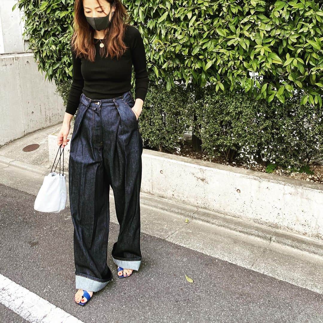 田波涼子さんのインスタグラム写真 - (田波涼子Instagram)「ほぼ毎日デニム履いてるかも。 でもデニムの形や色、靴まで変えれば気分も変わる♬  #fashion  #hyke 👕　 #デニム　と靴は #driesvannoten 👡  #porter 👜」4月26日 15時00分 - ryokotanami.idea