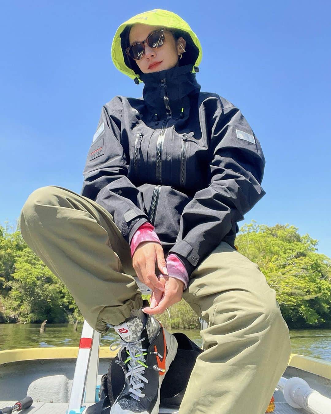 大森美知さんのインスタグラム写真 - (大森美知Instagram)「Bass Fishing Fashion 🐟🖤🖤  ・GORE-TEX outer&pants @helly_hansen_jp ・trainer 那覇市の古着屋で購入 ・sunglasses @irie_fishing_club ・sneaker @readymade_official × @niketokyo」4月26日 15時51分 - michi_oomori_official