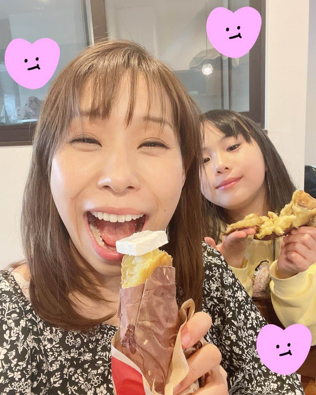 みきママさんのインスタグラム写真 - (みきママInstagram)「【今週始まったばっかりだけどご褒美です！！】  月曜日だけどご褒美です❤️杏ちゃんは注射を頑張ったご褒美です。私は特に頑張ってないけど、子供達にイライラしないようにご褒美です。  大好きなスーパーの焼き芋＋クリームチーズで、パワー注入しました🤩🤩🤩  #みきママ　#ご褒美　#焼き芋」4月26日 15時59分 - mikimama_official