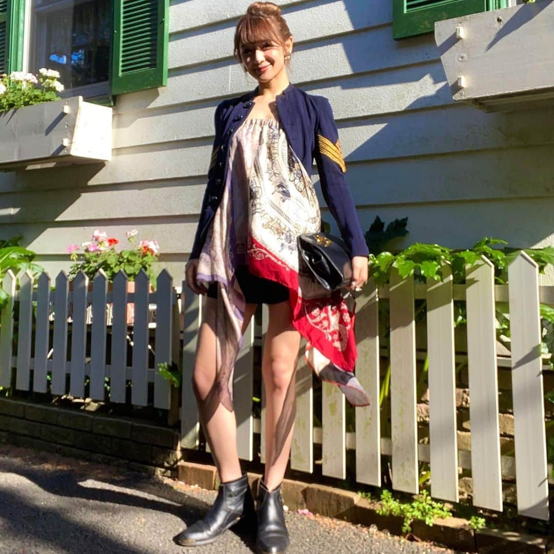 のインスタグラム：「今日のコーデ💙🖤❤️ 今日はお洋服の打ち合わせでした✨ お天気良かったけど、寒くて一旦お着替えしましたとさ🥶 スカーフチュニックと白ジャケットのコーデは、12年間も毎年この時期お気に入りでやっちゃうコーデです😂  今日は、イヤリングとジャケットは馬の関わりあるブランドで、チュニックが馬が描かれたスカーフで、 馬縛り🐴🐴🐴✨  こうやって、テーマ付けてコーディネートするのが結構好きです☺️  スカーフチュニック、#morokobar タグ付けしようと思ったら、もうブランドが閉店されてました😱  #ootd #ootdfashion #fashion #fashiongram #ファッション　#コーデ　#馬コーデ」