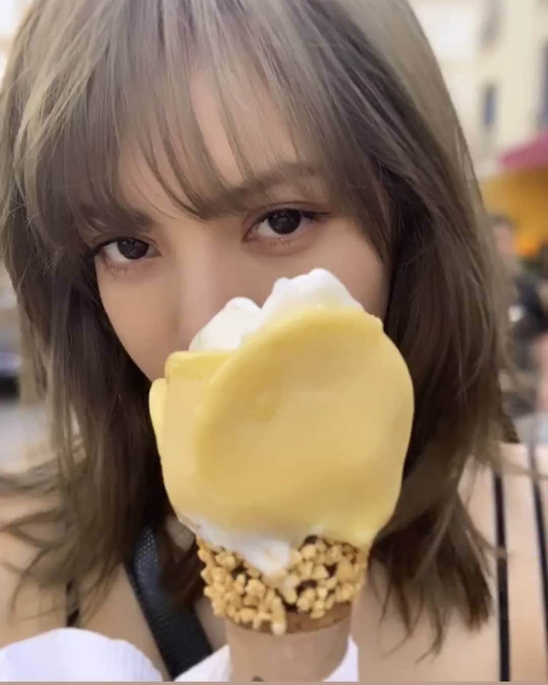 リサさんのインスタグラム写真 - (リサInstagram)「Ice cream chillin' 🍦 . . . #LISA #LALISA #리사 #블랙핑크 #BLACKPINK #LALISAMANOBAN #LALISAMANOBAL #blackpinklisa #lisablackpink」4月26日 16時14分 - lisa.blackpink