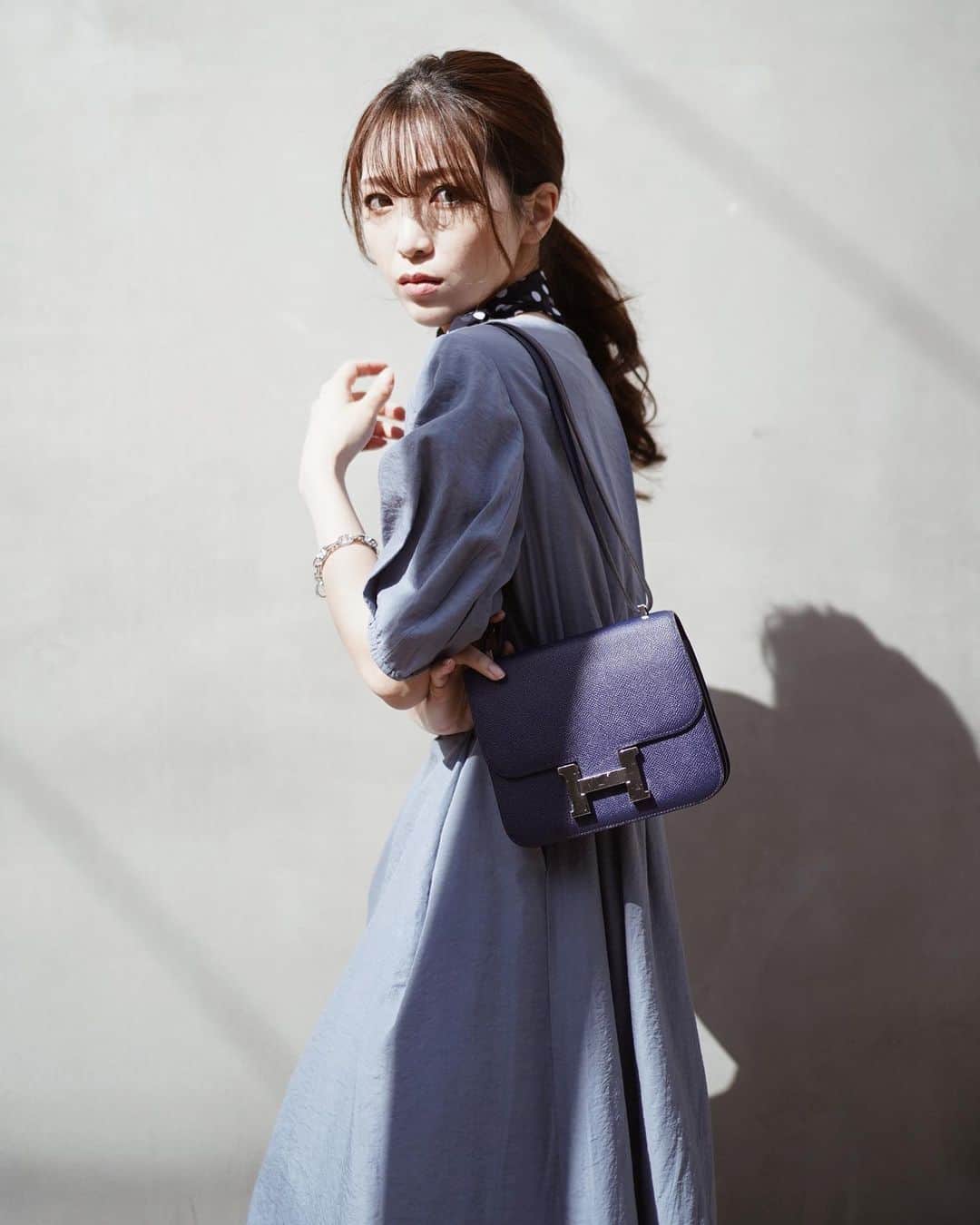 喜田彩子さんのインスタグラム写真 - (喜田彩子Instagram)「﻿ ﻿ 先日さおりさんと森三昧🌳ひひ﻿ おちビズとも遊んで、最高のOFF！！﻿ ﻿ そんな日のコーデ𓂃❁﻿ ﻿ ONE PIECE... @elendeek﻿ SCARF... @agnesb_officiel ﻿ BAG・SANDAL... @hermes﻿ ﻿ ﻿ ﻿ 届いたばかりの @elendeek のフロントタックワンピース♡ ﻿ 袖ぽわんなお洋服が変わらず今年も好きっ🌷✨﻿ ﻿ 高めのウエスト位置でスタイルアップ効果もあって、ウエスト後ろはゴム仕様でとってもストレスフリーな着心地なんです！﻿ ﻿ ﻿ ﻿  @elendeek_snap ﻿ #elendeek #elendeek_snap #エレンディーク　#fashion #outfit #ootd #coordinate #156センチコーデ #sサイズコーデ #春コーデ #春夏コーデ #シンプルコーデ #ファッション #コーディネート #コーデ #ワンピース #hermes #エルメス #에르메스 #에르메스가방 #에르메스콘스탄스 #에르메스콘스탄스백 #에르메스콘스탄스18 #コンスタンス #コンスタンスミニ #コンスタンス18 #hermeslovers #hermesaddict #thehermesworld﻿ ﻿」4月26日 16時26分 - ayacokida