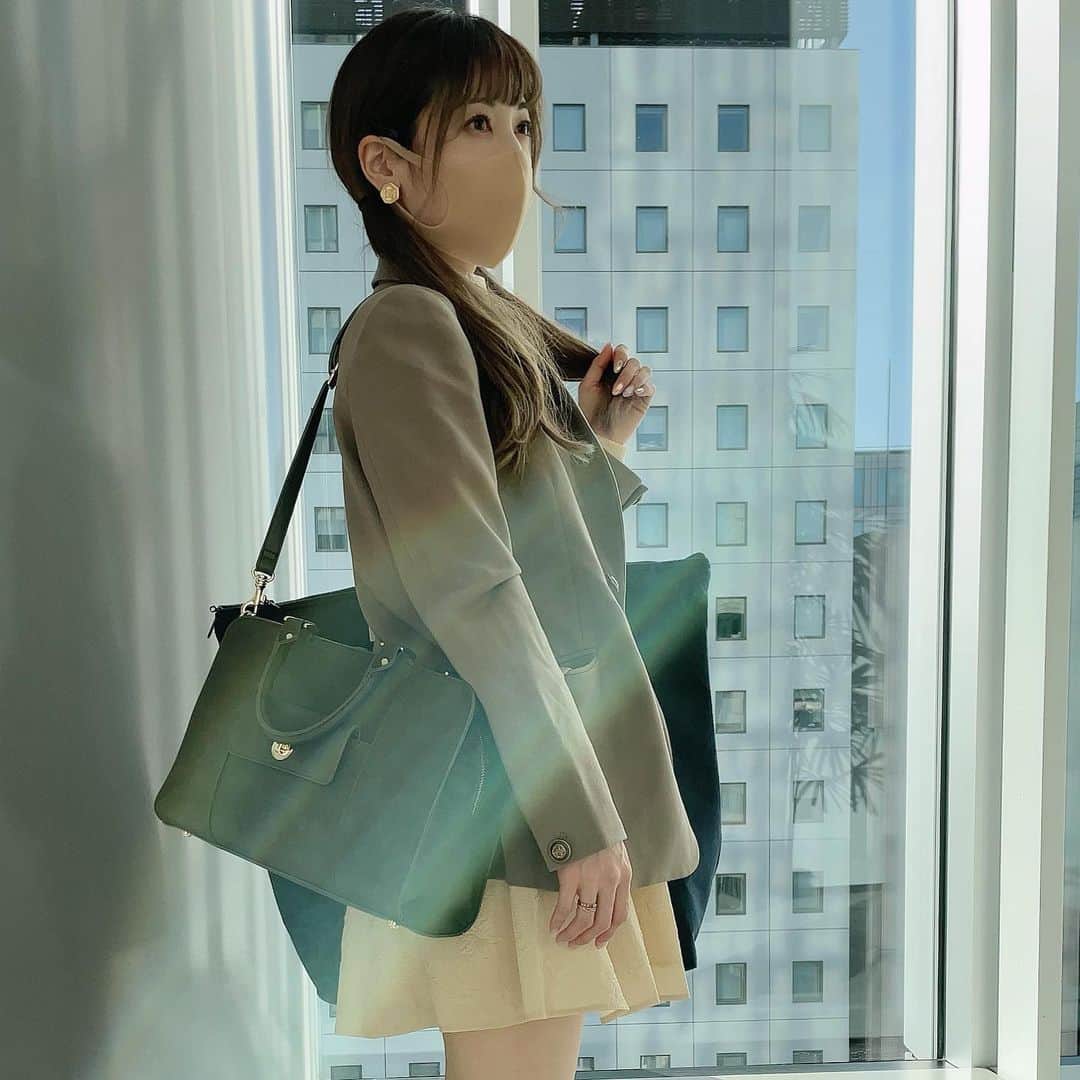 神田沙也加さんのインスタグラム写真 - (神田沙也加Instagram)「canoneの商談です。　 秋服を着てお直しからの冬服も発注させていただきます。 私服はイヤリングとジャケットとバッグがcanoneです。 今日はリースも。 皆さんが喜んでくださると良いなぁ。 #canone」4月26日 16時26分 - sayakakanda