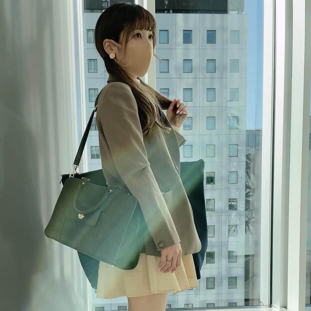 のインスタグラム：「canoneの商談です。　 秋服を着てお直しからの冬服も発注させていただきます。 私服はイヤリングとジャケットとバッグがcanoneです。 今日はリースも。 皆さんが喜んでくださると良いなぁ。 #canone」