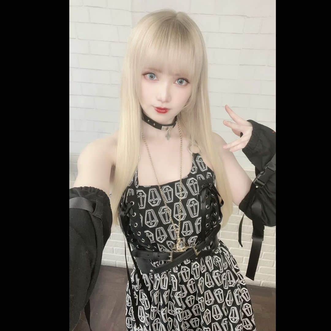 赤木クロのインスタグラム：「エクステつけてブロンドロング維持してもらいました🖤  私の投稿見たって言うと割引あります😈 詳しくは担当してくれた美容師さん　@masaki_ankhcross にDMで❣️ 、 、 、 、 、 、 、 、  #ロアエクステジョーカー　#アンククロス渋谷　#シールエクステ　#ロアエクステ　#ヘアモデル　#グレージュ #パープルカラー #派手髪 #派手髪女子 #anime #animegirl #animejapan #animeworld #japan #japanesegirl #日本  #comic #cos #cosplay #cosplayer #cosplaygirl #cosplayers #コスプレ #コスプレイヤー  #gravure  #일본여자 #코스프레 #그라비아 #角色扮演遊戲」