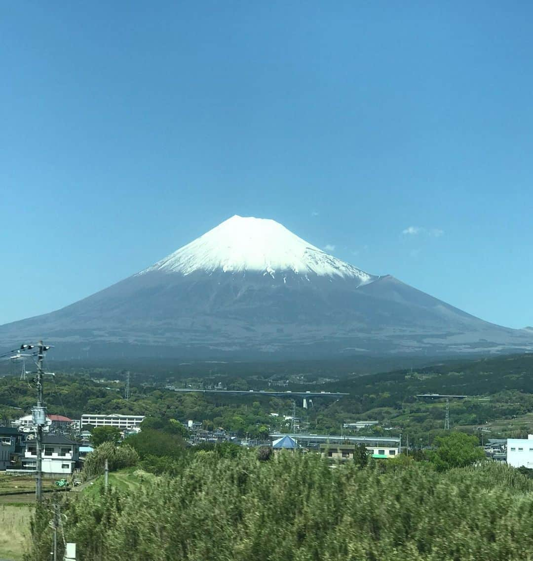 伊藤聡子さんのインスタグラム写真 - (伊藤聡子Instagram)「ひるおび！の衣装はHANAE MORI のレースのニットとスカートでした😊 春とは思えないほどクリアな富士さまに会えました💕 #ひるおび#hanaemori #富士山#mtfuji #伊藤聡子」4月26日 17時05分 - satokoito73