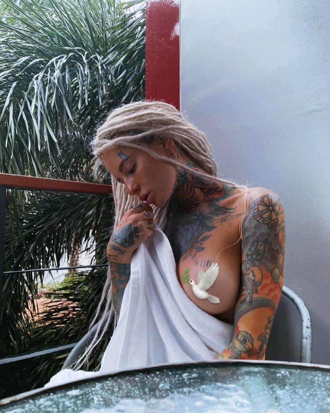 Bantik Boyのインスタグラム：「Living statue 🕊 #bantikboy」