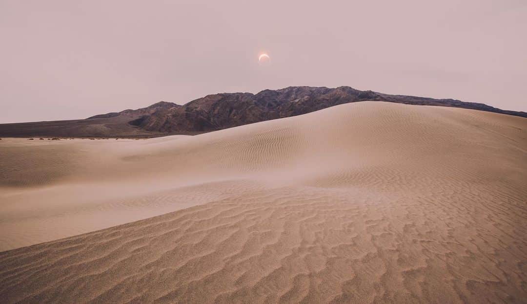 Cole Riseのインスタグラム：「Distant Hills No. 7: What would an eclipse look like in a binary star system with an atmospheric moon? Maybe this.  Wallpapers & limited edition prints now available on the website.」