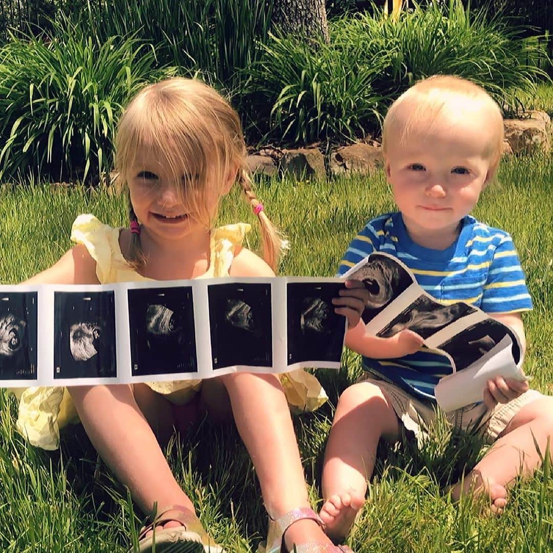 ブルック・パンケーキのインスタグラム：「We are beyond thrilled to announce we are having a baby! Our third! This littlest miracle due early October!」