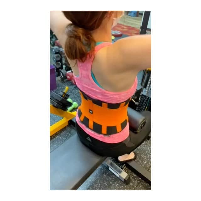 髙田知里のインスタグラム：「あざといBODYを目指して💓←笑 ・ 最近なんでもかんでもかんでも 『 #あざとい 』 をつければいいと思ってる #あざとい風女子 です💋笑 ・ 3月後半から念願の #パーソナルジム へ❤️ ・ 私の体はカフェオレで出来てるのっていうぐらい水飲まなかったけど🥺 最近では毎日2リットルも飲むように❣️ ・ 水だけじゃないけど、姿勢とか、食事のおかげで #片頭痛 も回数が減ってきた✨ ・ ホンマに #頭痛 で何も出来ない日が沢山あって辛かった😭 #改善 してきて本当に嬉しい❣️ ・ #5月 からは #週3ペース  楽しみがいっぱい💓 ・ #ジム仲間  #夏までに痩せる #美魔女 #健康#美容」