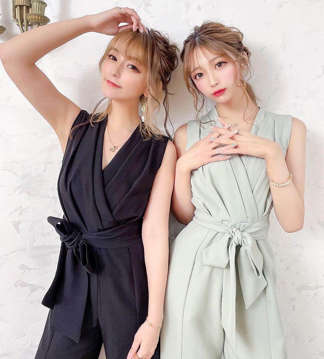 のインスタグラム：「あやちゃんコラボ🤍✨ 心を込めて作ったオールインワンとセットアップは [ @shaon.official ]から今日発売されたよー✨ もうほんとに生地から色味まで理想を叶えて貰って感謝です🥺 透けない！シワになりにくい！ 着痩せ！とにかくかわいい！ 全て揃ってます！🥺🥺🥺 大人っぽく着れるブラックと爽やかに着れるミントグリーンどちらも超絶オススメだよ✨どっちが好みかな？💕  #オールインワン #ロンパース #おそろコーデ #シミラールック #大人コーデ #大人ファッション #きれいめコーデ  #デートコーデ #ブラックコーデ #ミントグリーン #お呼ばれヘア #お呼ばれコーデ #今日のコーデ #shaon #コラボ商品」