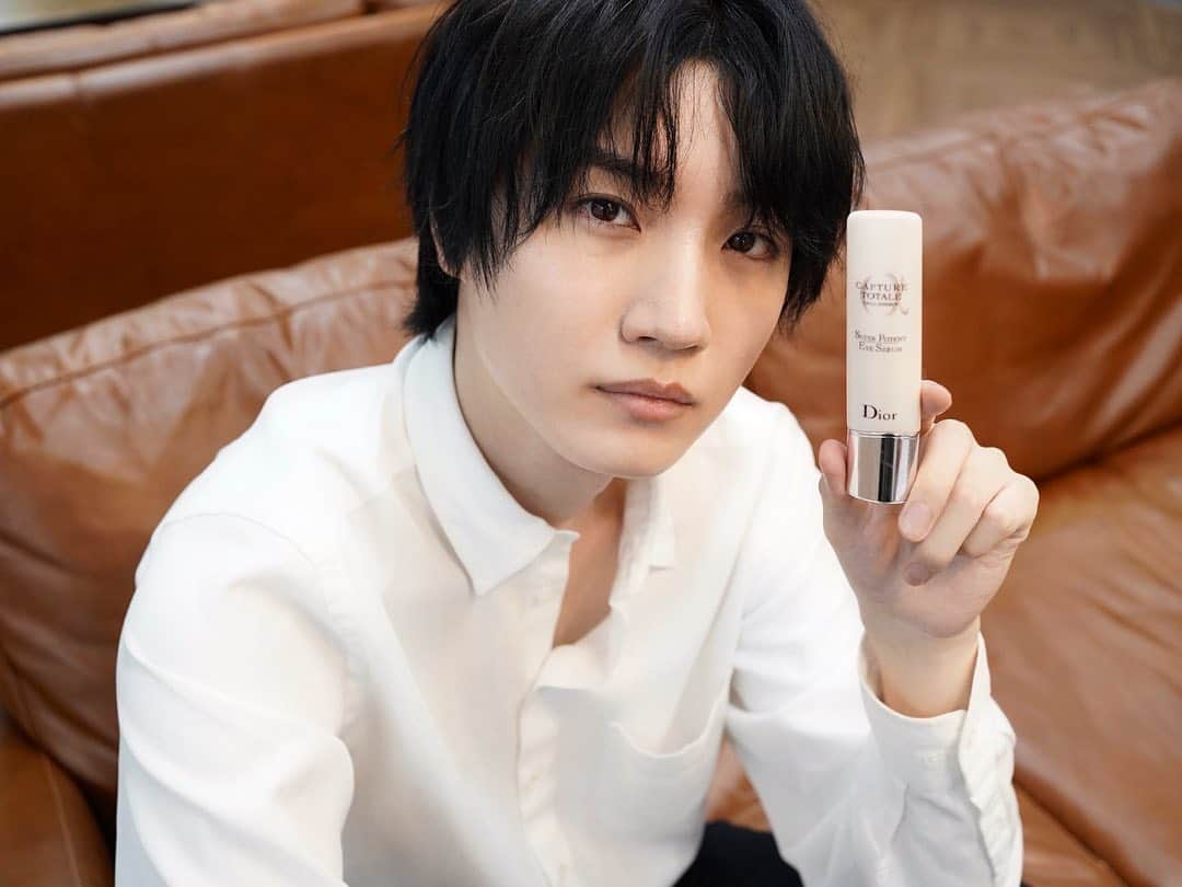 桜田通さんのインスタグラム写真 - (桜田通Instagram)「DIOR CAPTURE TOTALE SUPER POTENT EYE SERUM  マスクをする生活が増え、目元の重要度も上がっているので、そんな目元のケアをしたい方にオススメです✨ 肌に触れる部分のアプリケーターはマッサージ効果もあり、心地良いリフレッシュができます！  目は言葉がなくても気持ちを伝える役割があると思います。大切な目元のケアを僕もこの機会に始めていこうと思います👁✨  @diorskincare #カプチュールトータル #CAPTURETOTALE」4月26日 19時28分 - dorisakurada