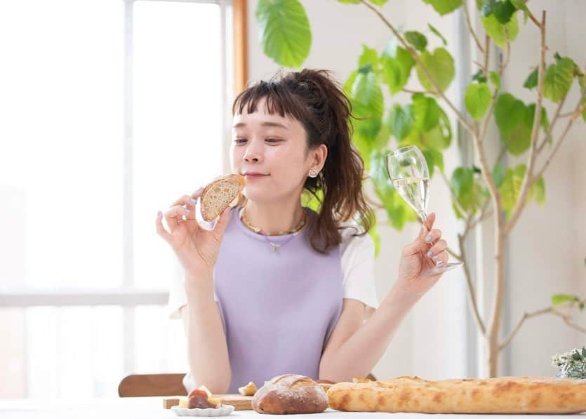 山野ゆりのインスタグラム：「@paris_mag にて新連載🍞パン野ゆりのパン好きお悩み相談室🍞が始まりました🍞🌈  私なぞが人様のお悩みをお答えするなんておこがましいのですが😂🥺パン好きな方達ならではの共通する思いや悩みを共感すべく、はたまたパンとは全く関係のないお悩みもなんでも受け付けています😂😂  無責任ですが私なりに大好きなパンをお供に🍞幸福感満載🍞🌈な前向きな気持ちで真剣にお答えします🍞  ストーリーの質問欄からお悩みを受け付けているので是非是非エントリーして下さいね🍞🍞  少しでも皆さんとコミュニケーションが取れたら嬉しいです☺️✨宜しくお願いします🍞  #parismag #パン好き#パン#🍞#トシオークデュパン#バゲット」