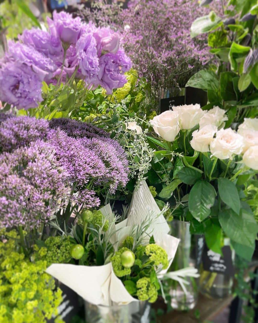 瀬戸早妃さんのインスタグラム写真 - (瀬戸早妃Instagram)「🚶‍♀️おさんぽ👟 . 今日お散歩の途中にあったお花屋さんにあった、💜紫色ベースのお花たち♪ ステイホーム中も、お花にたくさん癒されたので…🌸 これからどんなお花を飾ろうか、 育てようかと考えるのも楽しみです🤍  #お花屋さん  #お花のある暮らし  #flowerstagram」4月26日 19時44分 - plievesaki