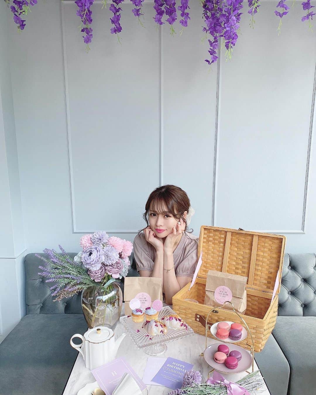 のインスタグラム：「💜purple afternoon tea💜 at 中目黒 ( @hautecouturecafe_producedby_gg )   中目黒の可愛すぎるアフタヌーンティーカフェ、 @hautecouturecafe_producedby_gg さんの5/1 スタートの新作アフタヌーンティーを一足お先に試食して来ました🍰💓 　 新作アフタヌーンティーはパープルカラーのピクニック仕様💫💫  店内も少し改装されて更に可愛く進化していました🥺💜 　 予約はお早めに🥰 　 　 この日はポニーテールにしました💇‍♀️ 先週 @banhibika ちゃんにカラーを直してもらったり、 @salon__ef__official さんでマツエクリペアもして来たばかりなのでとっても調子が良いです💓 　  今夜は少しだけインスタライブしようかなと思っております🥰お話ししましょ〜💓 　  　 op @grl_official        #中目黒カフェ#アフタヌーンティー#パープルカラー#アフタヌーンティーセット#中目黒ランチ#アフタヌーンティー巡り#東京カフェ巡り#東京カフェ部#東京カフェ」