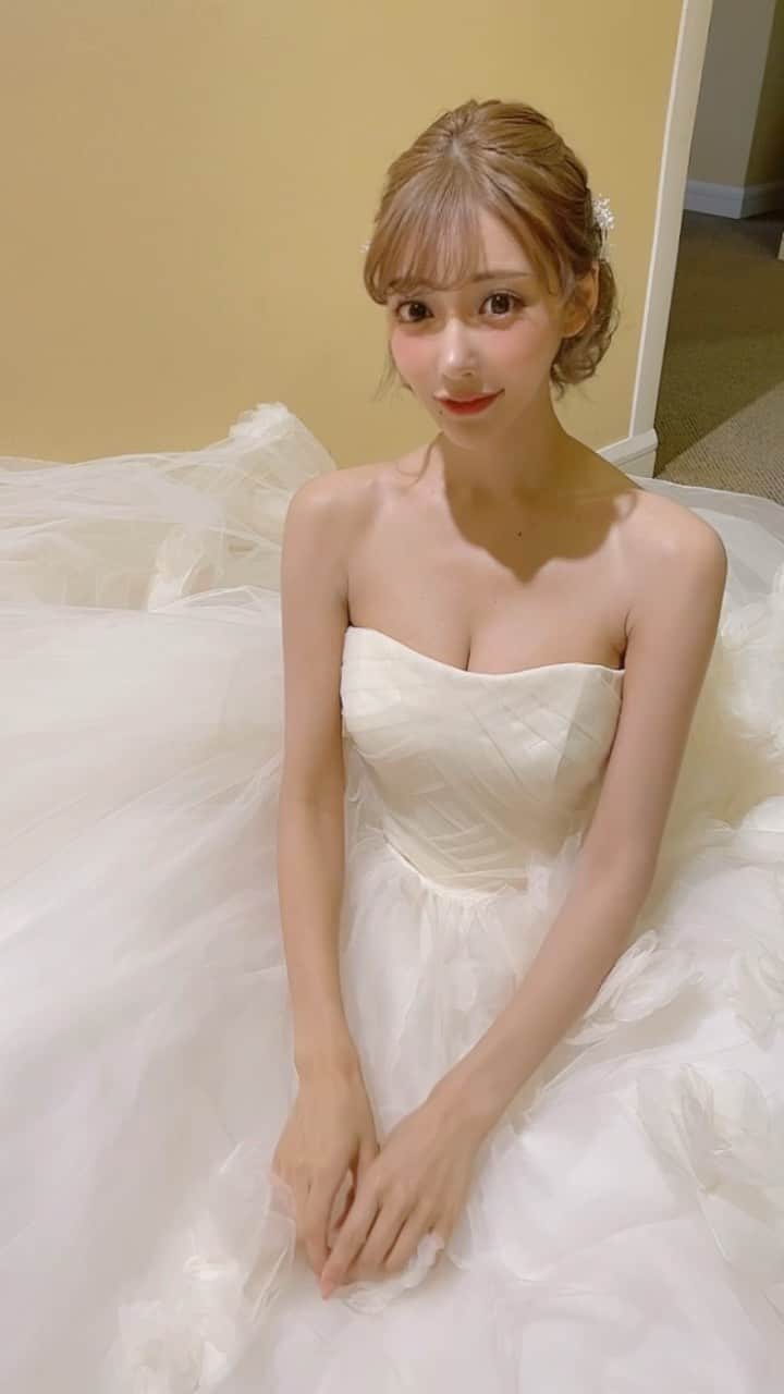 明日花キララのインスタグラム：「今日もお肌の調子良かった👰🏼‍♀️ キスハダ @kisshada_official リピート率もすごくいいみたい！！ みんないつもありがとう✨ リピートの方からの「KISSHADAは再販してもすぐ完売するから毎月安心して購入したい！」という声にお答えして毎月必ずゲットできる定期販売を始めました。 通常の25％オフの価格で買えるからお得だよ！！ #kisshada」