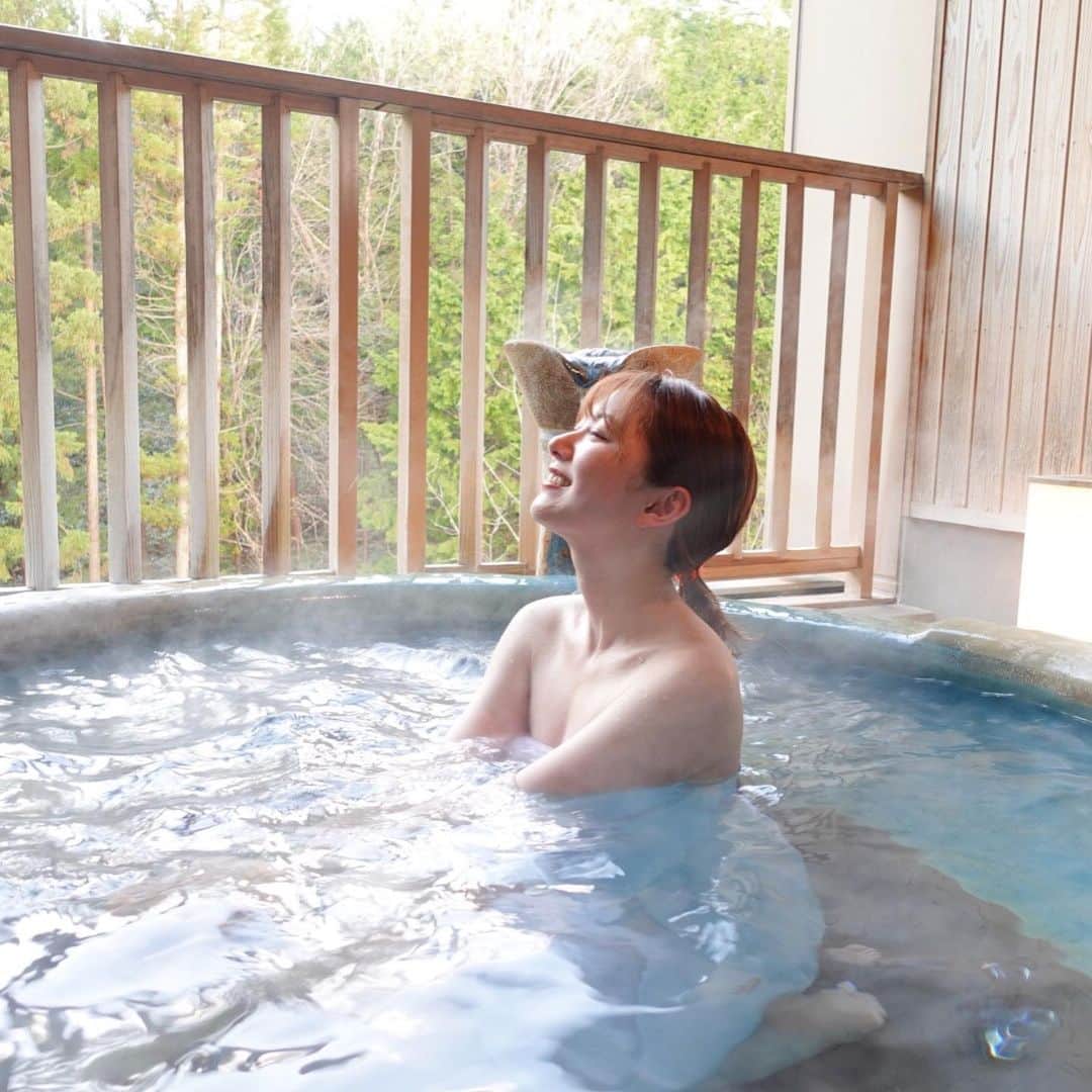 的場絢香さんのインスタグラム写真 - (的場絢香Instagram)「*﻿ ﻿ 岐阜県の飛騨高山にある﻿ ホテルアソシア高山リゾートへ。 ( @associatakayama )﻿ ﻿ 森のリゾートホテル🌳🍃﻿ 露天風呂からの眺めが最高！﻿ 北アルプスのパノラマ🏔﻿ (朝風呂気持ちよかったぁ。)﻿ 貸切風呂もありますよ♨️𓈒𓏸﻿ 夕食は贅沢な飛騨牛づくし！﻿ 朝食も美味しかったです〜🍽♩﻿ ﻿ ホテルアソシアの皆さま﻿ お世話になりました！﻿ ありがとうございました🙌🏻✧﻿ ﻿ _ _ _ #岐阜県 #飛騨高山 #ホテルアソシア高山リゾート  #石川テレビ #旅したがーる」4月26日 20時03分 - ayaka_matoba