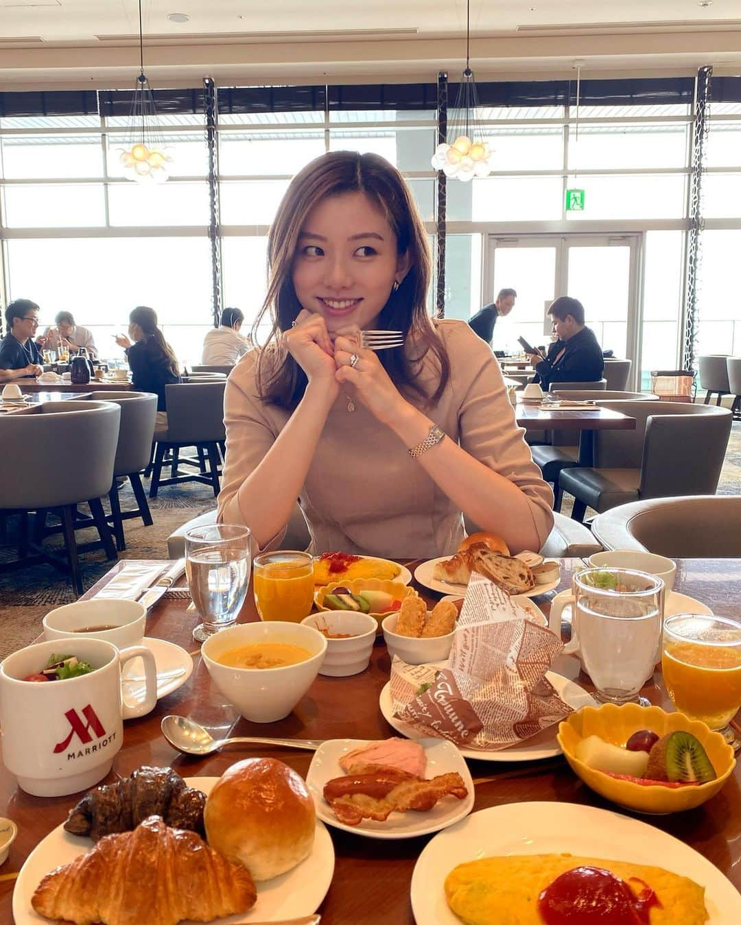 王子咲希(saki ouji)のインスタグラム：「. . . 旅行に行ったら必ず早起きして行く朝食🌞 その気分が味わいたくって モーニングにだけ行ってきました☺️✨ . 朝からお腹いっぱい食べて幸せ🥰 完全に食べすぎですが... 朝だからいいでしょ。と言い聞かせました笑 . . #モーニング#マリオットアソシアホテル名古屋  #ホテルモーニング #プレママ#初マタ #マタニティーライフ」