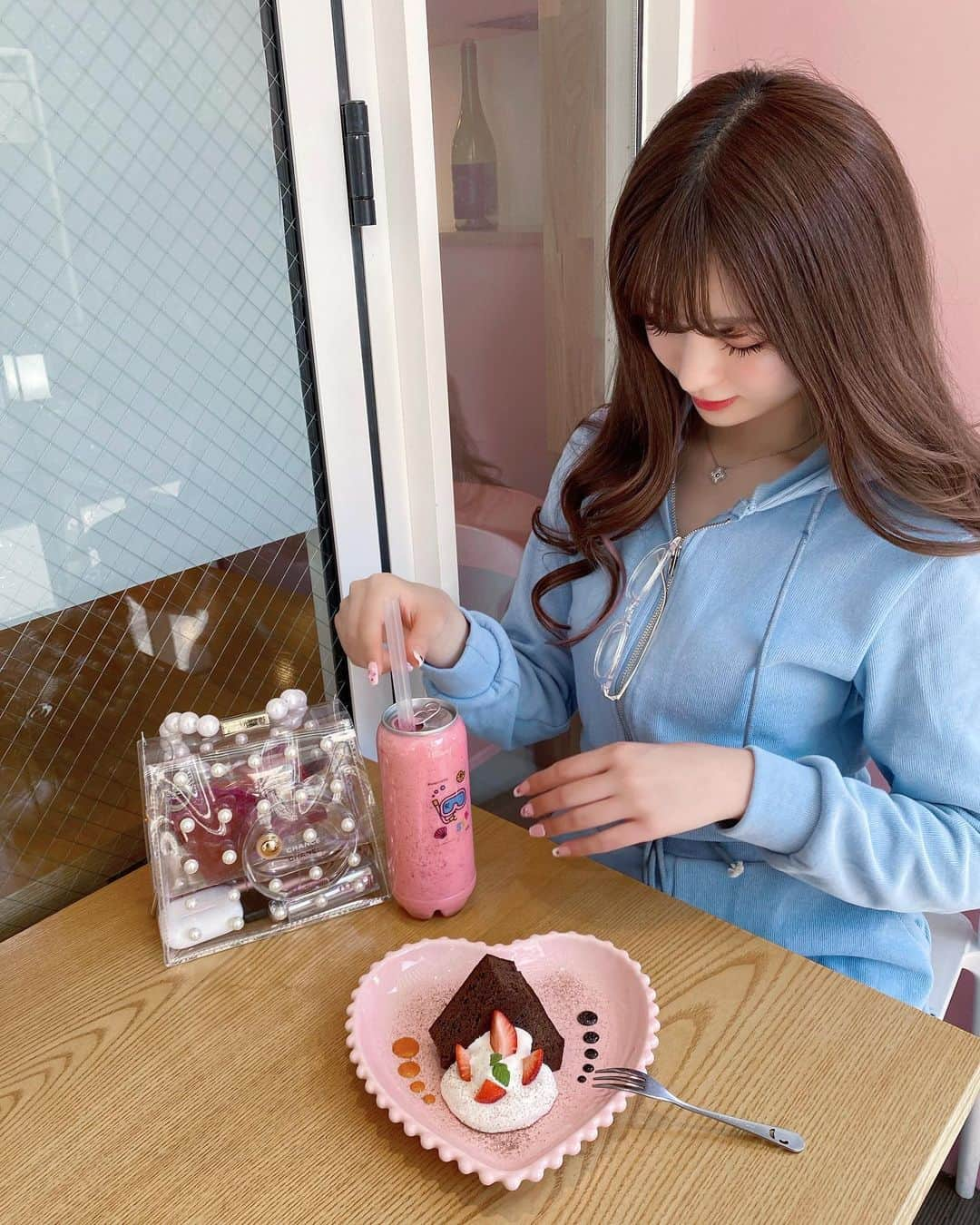 中山恵美生さんのインスタグラム写真 - (中山恵美生Instagram)「可愛いカフェみつけた💕  ずっと飲みたかったタピオカ 飲んじゃった〜🤫  ケーキは我慢したよ😗 (お腹いっぱいやっただけ🐖)  朝は何食べても そのあと何も食べなかったら 大丈夫って思ってる💁🏻‍♀️🔥笑  てかこのセットアップ楽すぎて 追加で2色買った😂  1つはお姉ちゃんにあげる❤  #新大久保カフェ #新大久保 #セットアップ #ラフコーデ  #ootd #タピオカ #美味しかった」4月26日 20時32分 - emiu0624