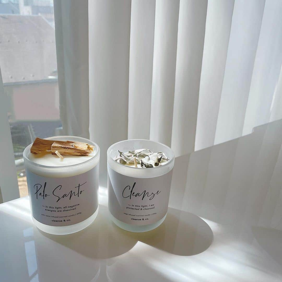 ericaさんのインスタグラム写真 - (ericaInstagram)「#cleanseandco  海外から取り寄せたcandle🕯 パロサントとセージが入っているので 灯すだけでお部屋の空間が浄化されて良きです🙆‍♀️  久しぶりに海外輸送のものを注文したから届くか不安だったけど コロナ禍なのに1ヶ月以内には到着した〜🌷 しかもお香のおまけまでついてたからまた注文したい😌🤍  今度はクリスタル買いたいなあ💎」4月26日 20時32分 - dngnchan