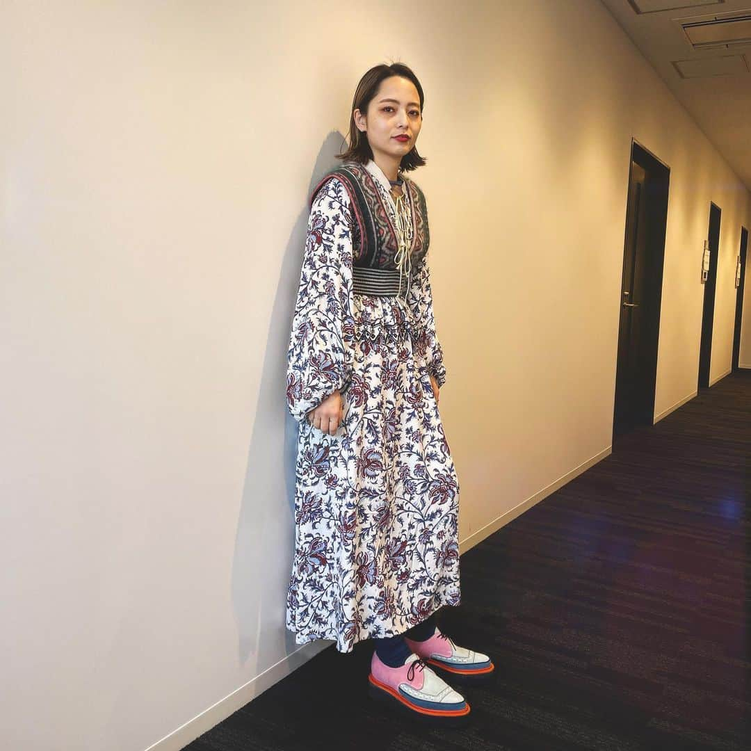 Licaxxxさんのインスタグラム写真 - (LicaxxxInstagram)「めずらしく。 🦺 @tiit_tokyo  👗 @rpko_official  👞 @facetasmtokyo   アカデミー賞授賞式、今年は歴史的にも色々レアな回でした。現状のアメリカ映画業界の強い意思表示と新陳代謝をきちんと確認しました。皆でワイワイ映画の話するのめっちゃ楽しかった 🎞🏆 ファーザーの反応見たい！クロエ・ジャオのエターナルズ楽しみだな...つか映画館に行きたい...」4月26日 20時32分 - licaxxx1