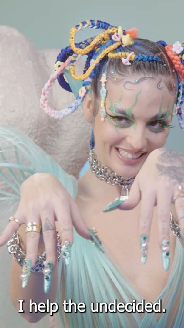 SITA ABELLANのインスタグラム：「para @voguespain - super risa participar en este corto de @inesdeleon q tan bien resuelve vuestras dudas de cómo funcionamos las q llevamos garras 🙇‍♀️ fue un placer!! dream team @sarasalamo @maritzapazz @ilduaravandall 🐍💖 .. y recuerda q la uña madrina siempre estará aquí para resolver tus dudas 😌✨ xxx」