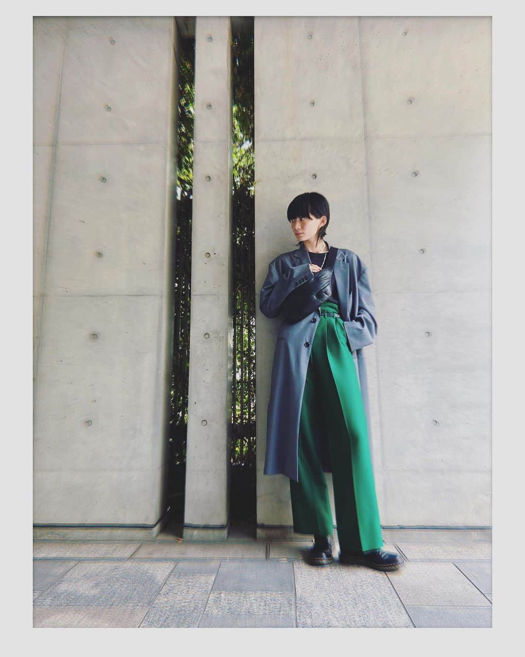 平山奈美のインスタグラム：「やっとマメのパンツ履けた🌿💚  @johnlawrencesullivan_official  @mamekurogouchi  @maisonmargiela  @drmartens_japan   #私服 #ママコーデ #メンズライク #コーデ #コーディネート#グリーンコーデ #ショルダーバッグ #バンツコーデ #ショートヘア #黒髪ショート #ショートウフル #ぱっつん前髪 #マメ #サリバン #ドクターマーチン #ママ #男の子ママ」