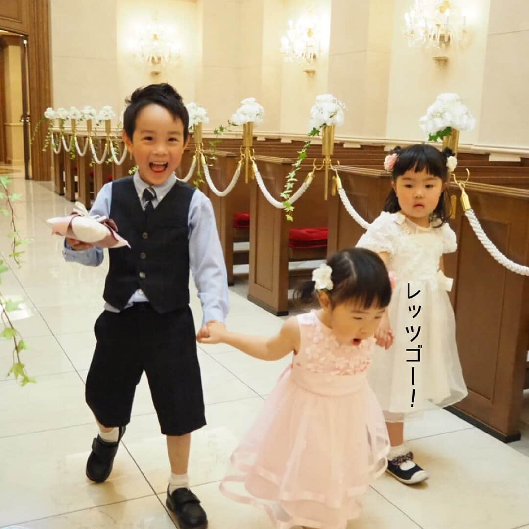 makikoさんのインスタグラム写真 - (makikoInstagram)「❤︎ 先日の兄の結婚式💒🤵🏻‍♂️👰🏻‍♀️  おチビ３人はリングボーイ・リングガールの大役を任されました✨💍  リハーサルでことちゃんがグングン前へ引っ張っていくからどうなることかと思ったけど 本番はちょっと控えめになってくれてなんとか無事終えました…😂👏🏻✨ エイトが頼もしく見えたわ…。  #結婚式 #リングボーイ #リングガール #つむちゃんことちゃん初仕事 #ことちゃんはノリノリ #つむちゃんは緊張 #2歳 #2歳8ヶ月 #5歳 #兄妹 #親バカ部」4月26日 20時47分 - batako93