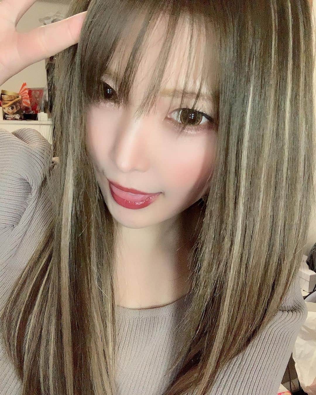 新村あかりのインスタグラム：「天才てっちゃん（ @tetsuya_cerisier ）にカラーとエクステ付けてもらったよ！ いつも可愛くしてもらって感謝😂 どう？似合ってる？？  トリートメントもしてもらったのでバチバチに傷んだ私の髪もトゥルトゥルになった😭❤️ 是非一度行ってみてほしい！  #歌舞伎町 #美容室  #カラー #ヘアカラー #シールエクステ #エクステ #cerisier #ジュエリングケア」