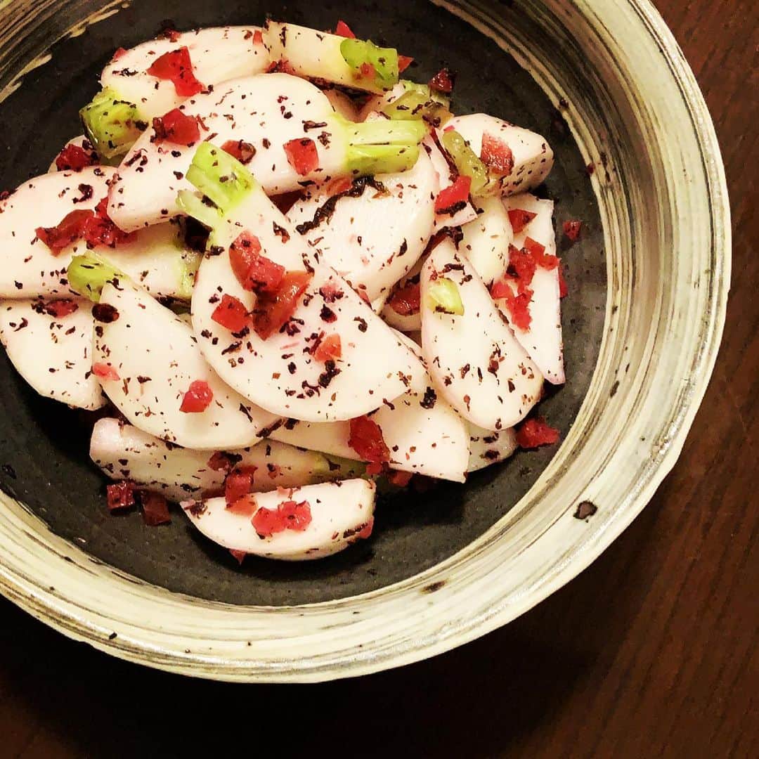 志摩有子さんのインスタグラム写真 - (志摩有子Instagram)「副菜の鬼では大根で作っていたゆかり和えを春の柔らかなかぶで。ひと塩してから水気を切り、ゆかりとカリカリ梅で和えるだけ。  #ゆかり和え #副菜の鬼」4月26日 20時49分 - ariko418