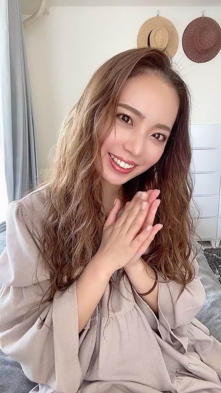 のインスタグラム：「素人でも簡単にできちゃうセルフヘアセット動画👼🏻♥️ . 前髪のかき上げ方まで🙌 . 終始めっちゃ適当ですすみません😂 . 動画苦手🥵お手柔らかに🤲笑 . #セルフアレンジ #セルフヘアセット #セルフヘアアレンジ」