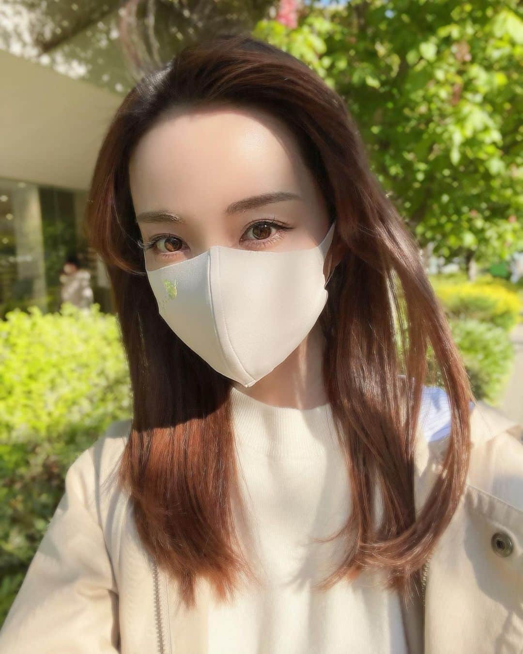 瀬戸早妃のインスタグラム：「お散歩中、光の具合もあっておでこがまんまるに 写った奇跡の一枚😂 . . マスクは大人気のバタフライマスク🦋 @montresorsaki  目元のワンポイントがお気に入りです♪ . #おでこ #でこ . 今日インスタ4投稿もしてしまった… バランスよ…笑」